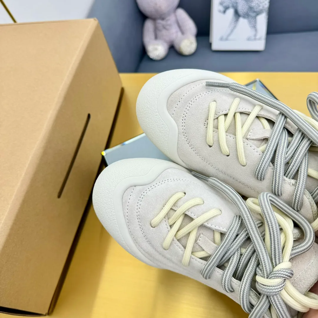 👟👟Ex-factory price 600👟👟 Men's size +10 The latest popular couple model ALEXANDER MCQUEEN/Alexander McQueen 24ss The latest autumn and winter Flexion series retro casual sneakers Original purchase development and production This Flexion Off white tone grain leather low-top sneakers use different sizes of laces and are matched with lightweight segmented soles inspired by anatomy. The reverse skull pattern is embossed on the heel. Fabric: Original customized imported first-layer cowhide. Lining: Customized imported breathable mesh lining. Sole: Original open-molded non-slip TPU material. Size: #women's model 35-40 #men's model 39-45 (custom-made for 45, non-refundable)